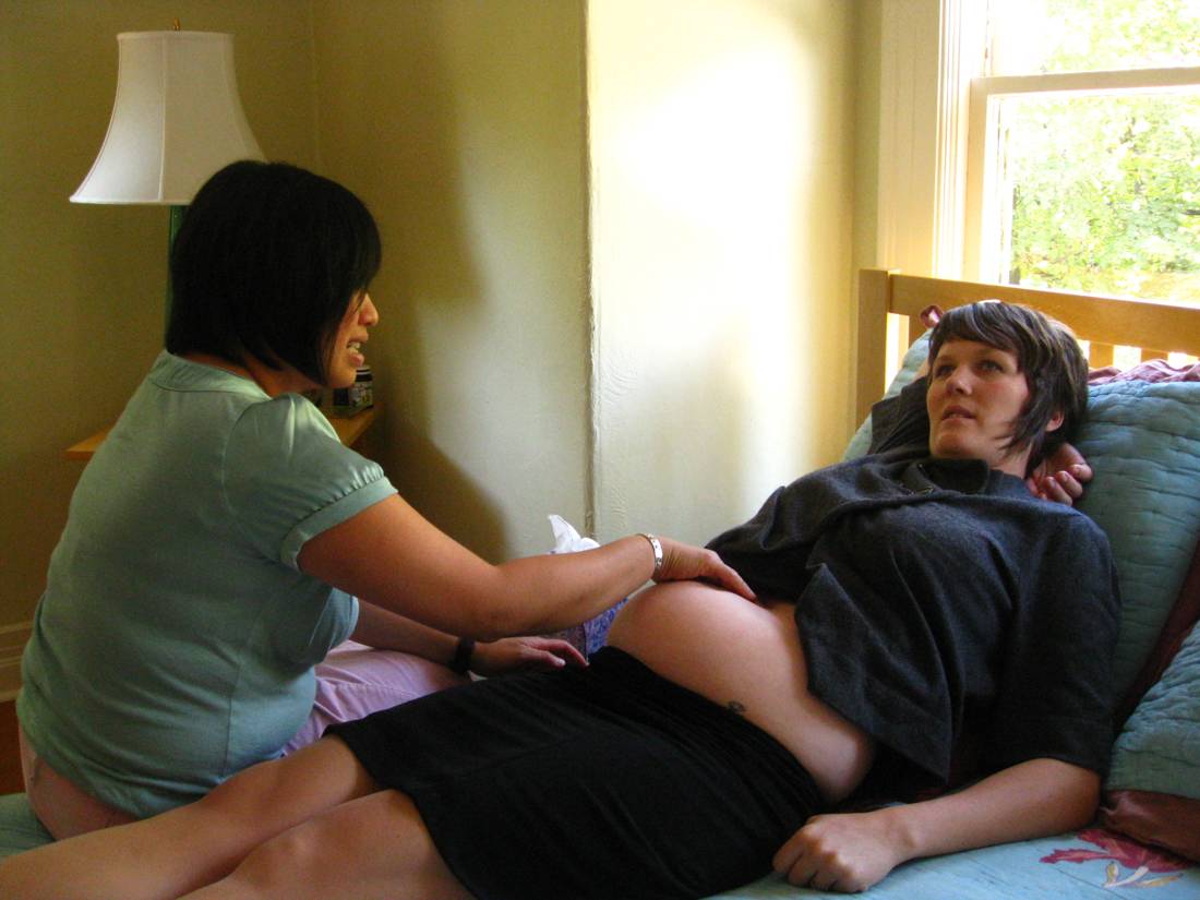 Occupations in midwifery and obstetric care, at work
