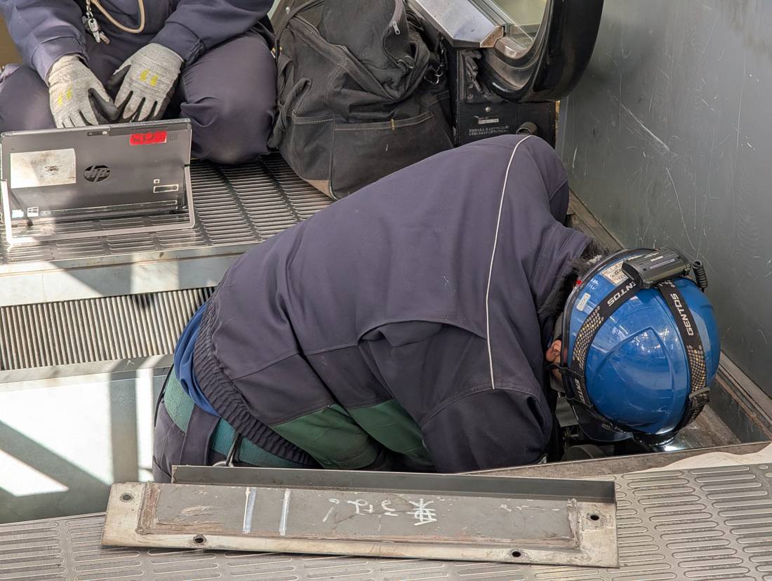 Occupations in pipeline/network installation and maintenance, at work