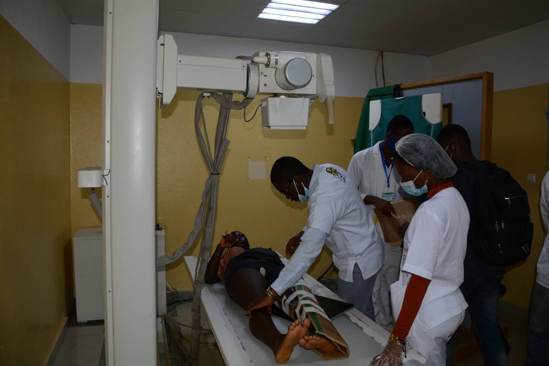 Medical radiology technician (radiographer), at work